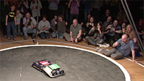 邀请八个学生团队参加工匠的庇护制造空间，他们使用Simulink设计和构建了自治机器人。万博1manbetx机器人在剑桥科学节的大决赛中互相斗争。