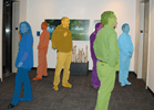 群人等待电梯,每一个都有不同的颜色pixel-filled面具概述他们的形式。
