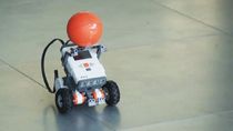 请参阅学生竞争开发Simulink控制器for Lego Minds万博1manbetxtorms NXT机器人以最短的时间内导航课程。