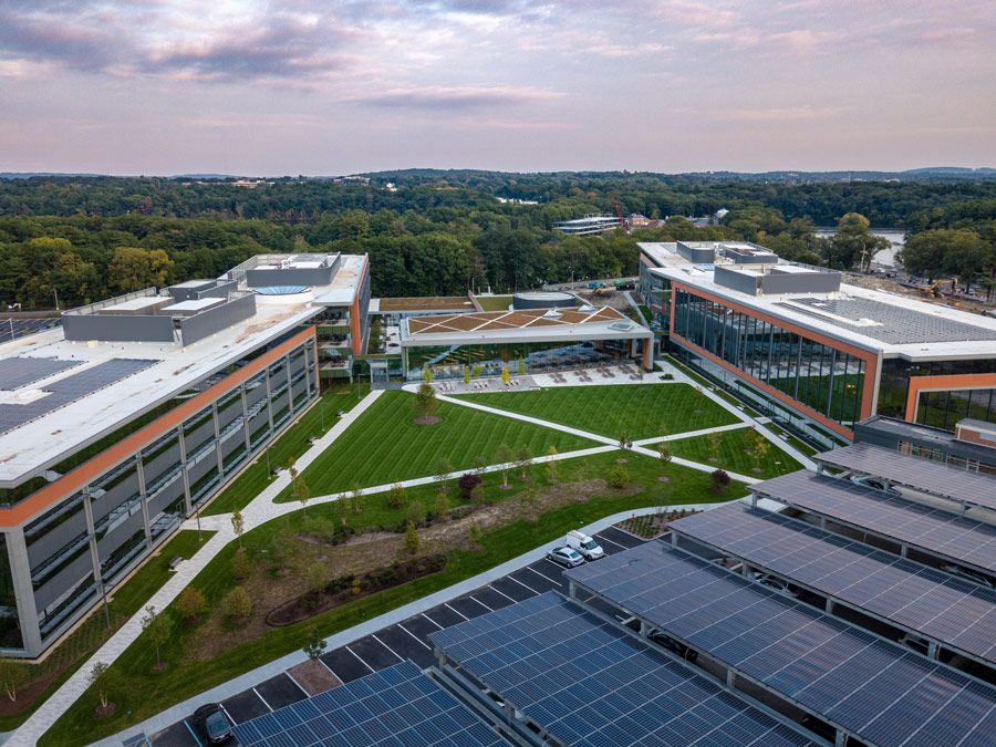 在建筑物的屋顶太阳能电池板MathWorks校园。